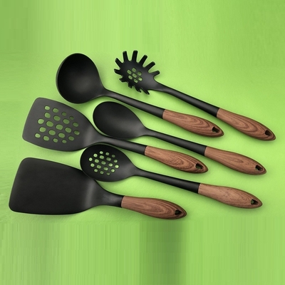 カラフルな 6 片ナイロン 焼物 具 セット 調理用 木製 ハンドル と 粘り しない 具