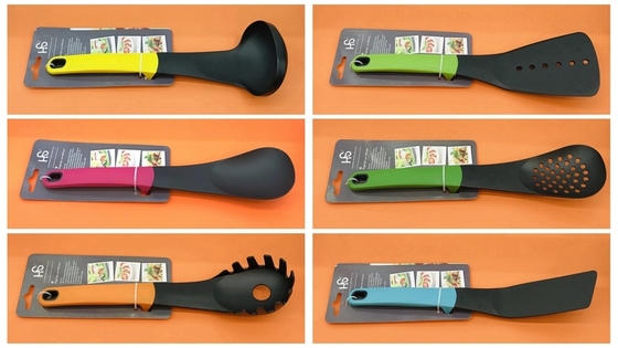 色とりどりのナイロン キッチン 器具 と 器具 は 粘り に ならない 調理 に 用い られ ます